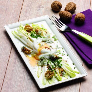 Salade d'endives aux noix et copeaux de roquefort Salade d'endives aux noix et copeaux de roquefort